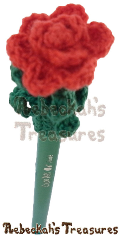 Rose Pencil Topper / Finger Puppet | FREE crochet pattern via @beckastreasures | Looking for quick and easy last minute gifts to crochet? Try this glorious Rose Pencil Topper pattern. It's fun for all ages and perfect for last-minute gifts or bulk gifting events! #rose #crochet #penciltopper #fingerpuppet