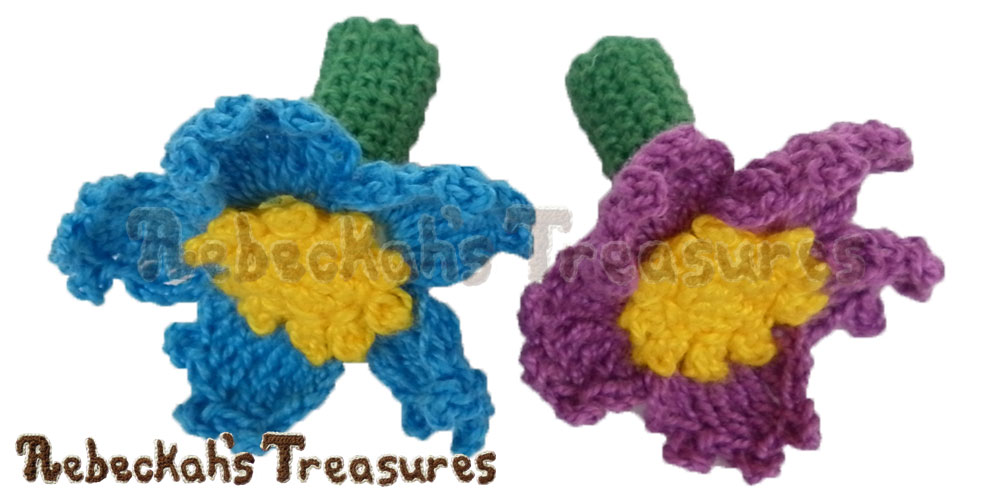 Forget-Me-Knot Flower Pencil Topper / Finger Puppet | FREE crochet pattern via @beckastreasures | Looking for quick and easy last minute gifts to crochet? Try this stunning Forget-Me-Knot Flower Pencil Topper pattern. It's fun for all ages and perfect for last-minute gifts or bulk gifting events! #flower #crochet #penciltopper #fingerpuppet