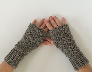 Queens Lace Fingerless Gloves - Crochet Pattern by @LtMonkeyShop | Featured at Little Monkeys Design - Sponsor Spotlight Round Up via @beckastreasures | #fallintochristmas2016 #crochetcontest #spotlight #crochet #roundup