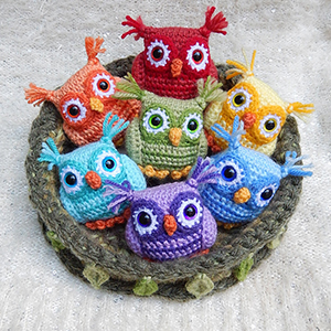 Nesting Rainbow Owls - Free Crochet Pattern by @MojiMojiDesign | Featured at Moji-Moji Design - Sponsor Spotlight Round Up via @beckastreasures | #fallintochristmas2016 #crochetcontest #spotlight #crochet #roundup