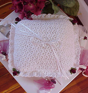 Ring Bearer Pillow by @cutecrochet | via 13 Premium #Wedding #Crochet #Patterns Round Up by @beckastreasures | #bride #love