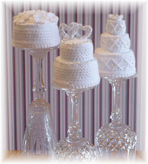 Mini Wedding Cakes by @ktbdesigns | via 13 Premium #Wedding #Crochet #Patterns Round Up by @beckastreasures | #bride #love