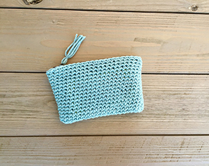 Simple Summer Clutch - Free Crochet Pattern by @LtMonkeyShop | Featured at Little Monkeys Design - Sponsor Spotlight Round Up via @beckastreasures | #fallintochristmas2016 #crochetcontest #spotlight #crochet #roundup