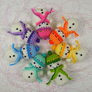 Teeny Tiny Snowmen - Free Crochet Pattern by @MojiMojiDesign | Featured at Moji-Moji Design - Sponsor Spotlight Round Up via @beckastreasures | #fallintochristmas2016 #crochetcontest #spotlight #crochet #roundup