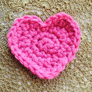 Simple But Unique Heart by @Cre8tionCrochet | via I Heart Be Mine Appliqués - A LOVE Round Up by @beckastreasures | #crochet #pattern #hearts #kisses #valentines #love