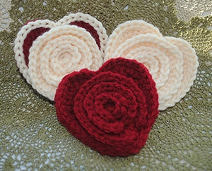 Flower in a Heart by @Cre8tionCrochet | via I Heart Be Mine Appliqués - A LOVE Round Up by @beckastreasures | #crochet #pattern #hearts #kisses #valentines #love