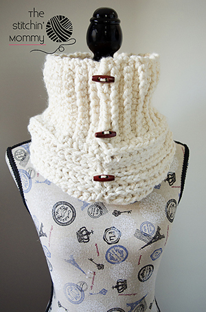 Starlight Button Cowl | Featured at Tuesday Treasures #20 via @beckastreasures with @stitchin_mommy | #crochet