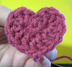 Simple Sweetheart by @Mamas2hands | via I Heart Be Mine Appliqués - A LOVE Round Up by @beckastreasures | #crochet #pattern #hearts #kisses #valentines #love