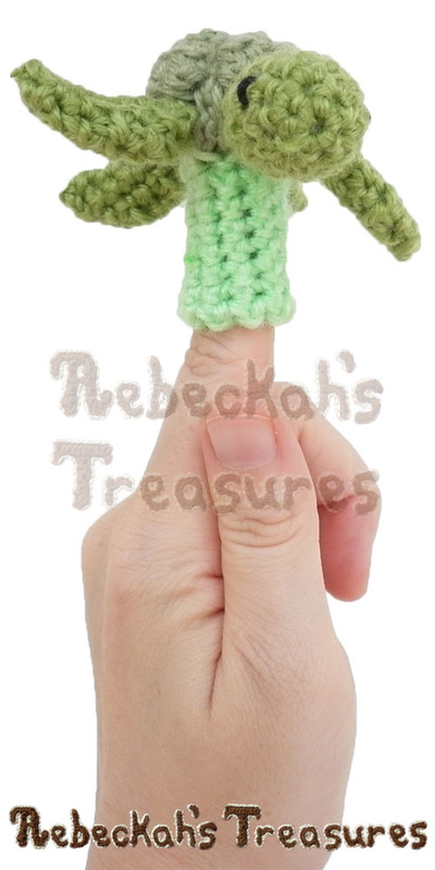 This turle would love to be your friend! | Finger Puppet Turtle Friends via @beckastreasures | A free pattern you'll love crocheting for your puppet theaters! Get ready for smiles, laughter and timeless productions starting turtle and friends... #freecrochet #turtles #crochet #amigurumi #fingerpuppet