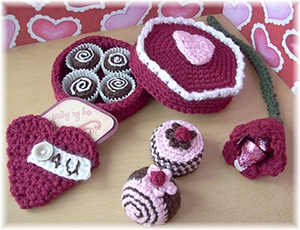 Valentine Treats by @ktbdesigns | via I Heart Bags & Baskets - A LOVE Round Up by @beckastreasures | #crochet #pattern #hearts #kisses #valentines #love