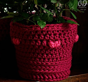 Valentine Flower Pot Cover by @OombawkaDesign | via I Heart Bags & Baskets - A LOVE Round Up by @beckastreasures | #crochet #pattern #hearts #kisses #valentines #love