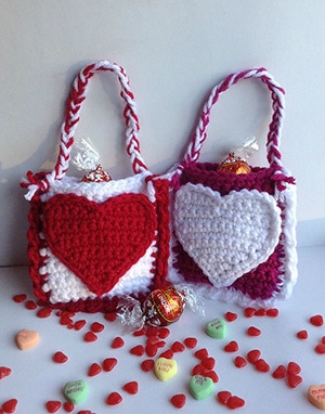 Valentine's Day Treat Bag by @SoBlaDesigns | via I Heart Bags & Baskets - A LOVE Round Up by @beckastreasures | #crochet #pattern #hearts #kisses #valentines #love