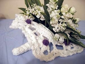 Wedding Bouquet Cover by @LivingPlastic | via 20 #Free #Wedding #Crochet #Patterns Round Up by @beckastreasures | #bride #love