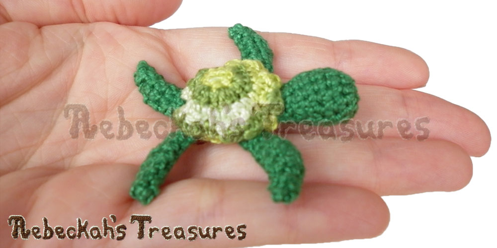 Working the the Turtle's Shell | Pencil Topper Turtle Friends via @beckastreasures | A free pattern you'll love crocheting as last-minute gifts, party favours, halloween treats and stocking stuffers! #freecrochet #turtles #crochet #amigurumi #penciltopper