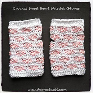 Sweet Hearts Wristlet Gloves by @dearestdebi | via I Heart Hands & Feet - A LOVE Round Up by @beckastreasures | #crochet #pattern #hearts #kisses #valentines #love